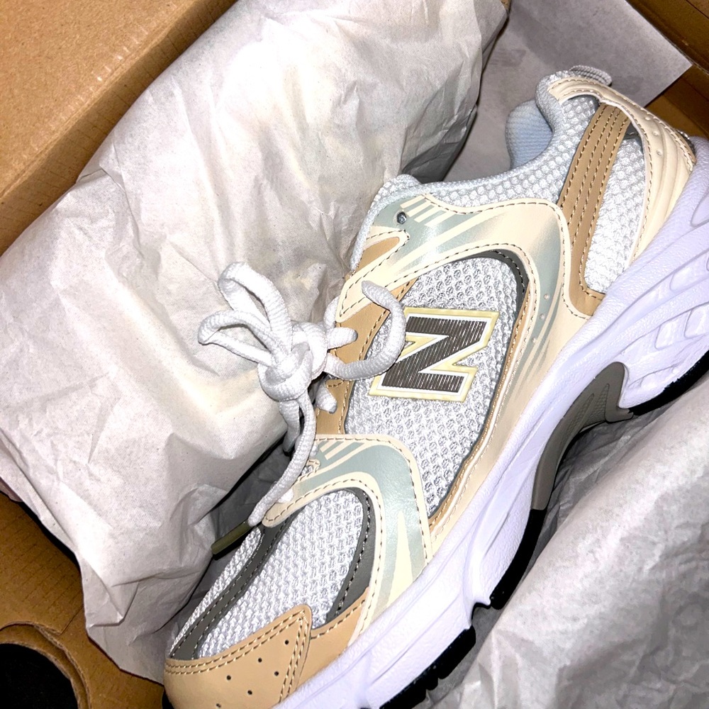 NWT Never worn new balance 530 tan /beige / neutral sz 7 men’s sz 8.5 women’s